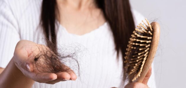 تساقط الشعر عند النساء وطريقة علاجه