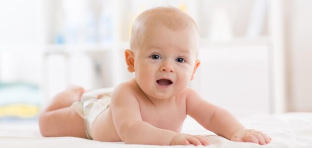 العلامات الطبيعية في نمو الطفل مع عمر 12 شهراً