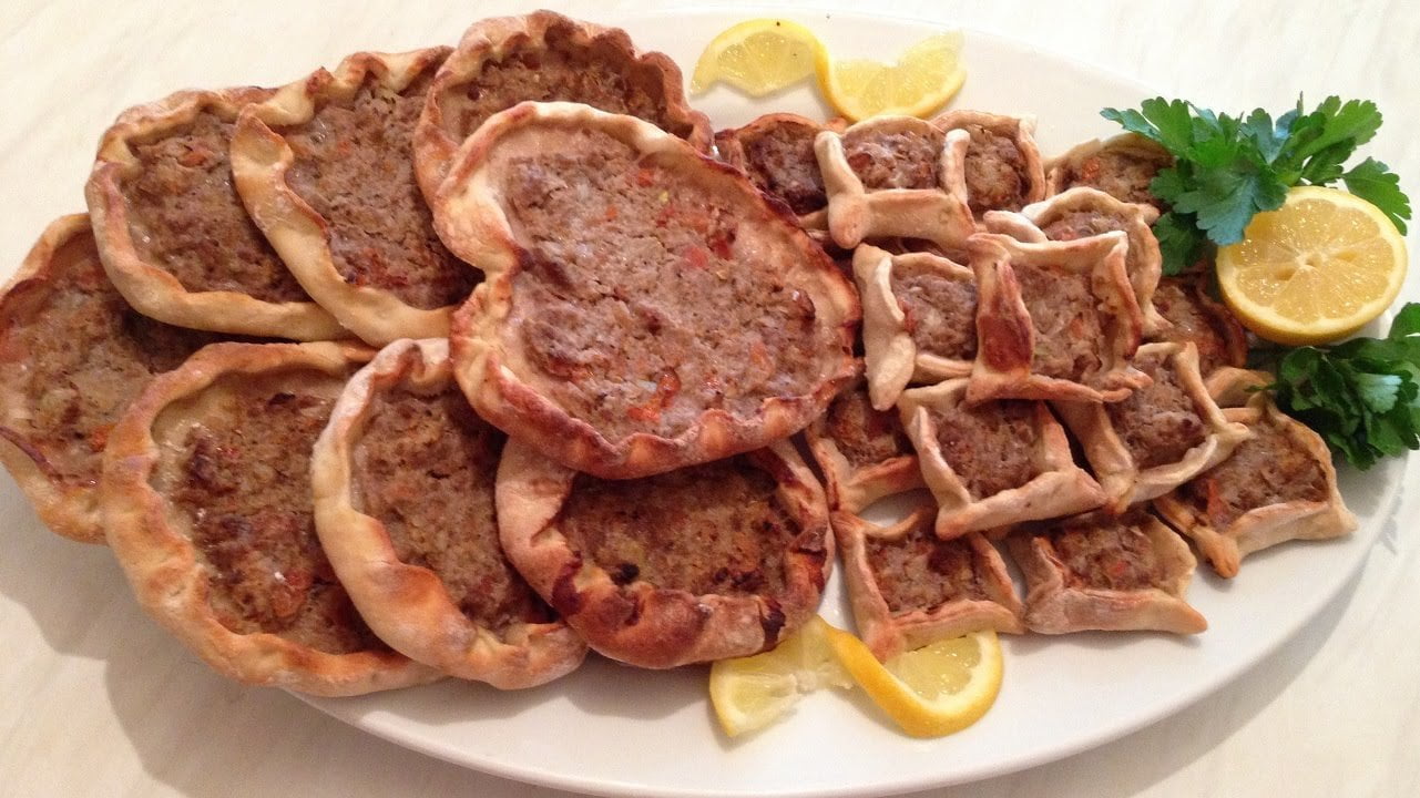 مكونات اللحم بعجين اللبناني