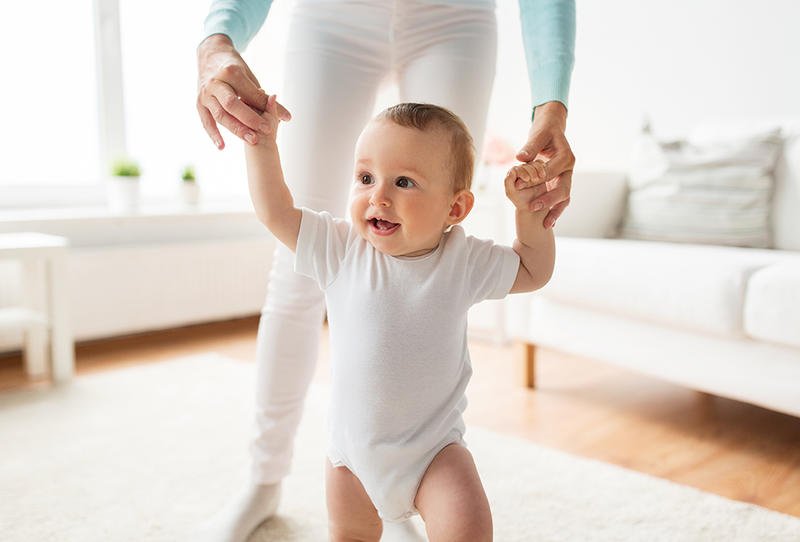 التطور الحركي للطفل مع عمر 12 شهر