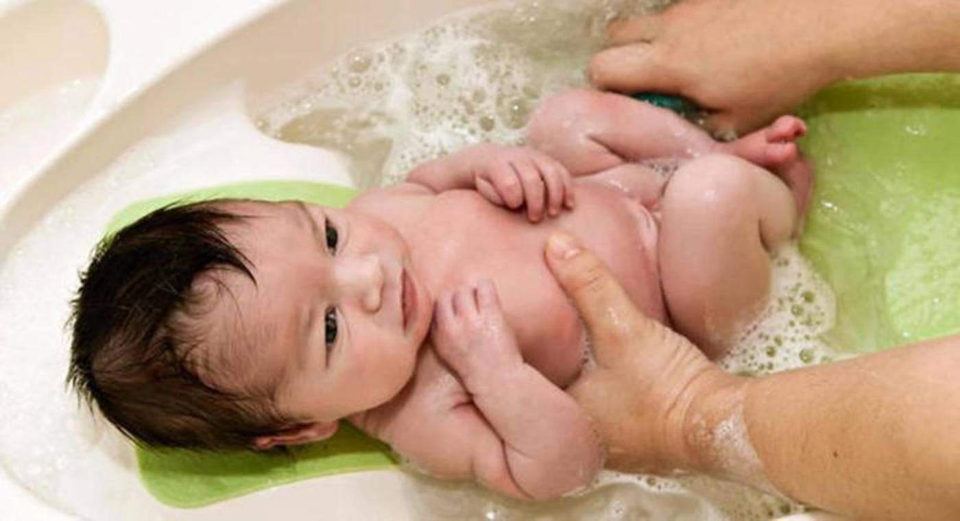 عدد مرّات استحمام الرضيع